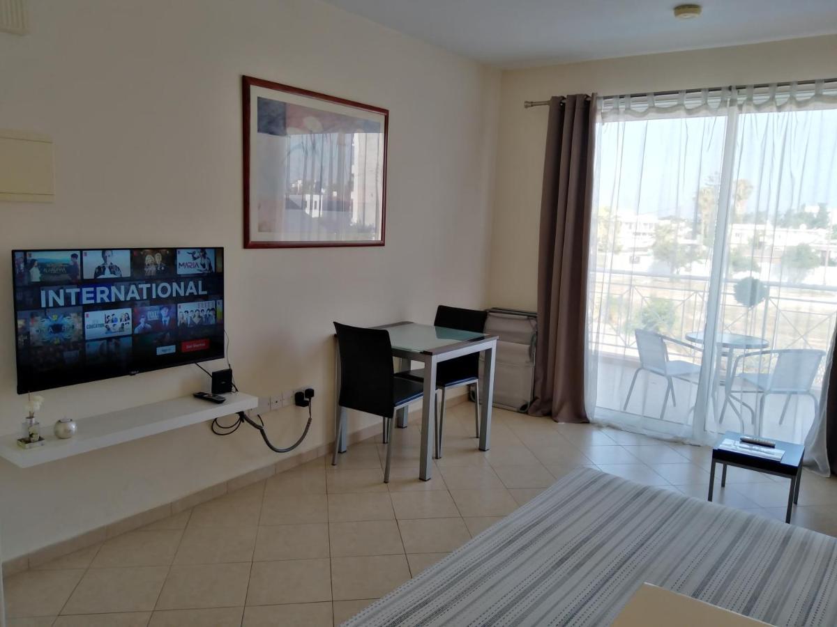 Kato Paphos Suites Екстер'єр фото