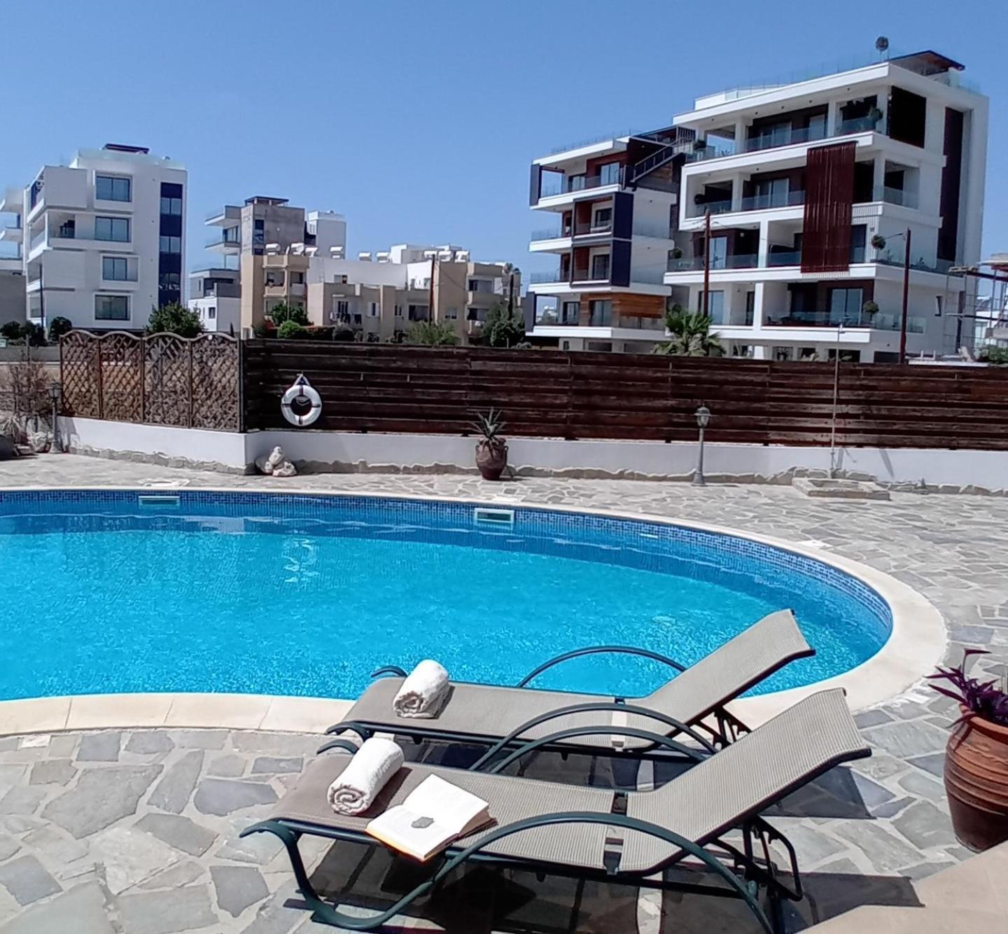 Kato Paphos Suites Екстер'єр фото