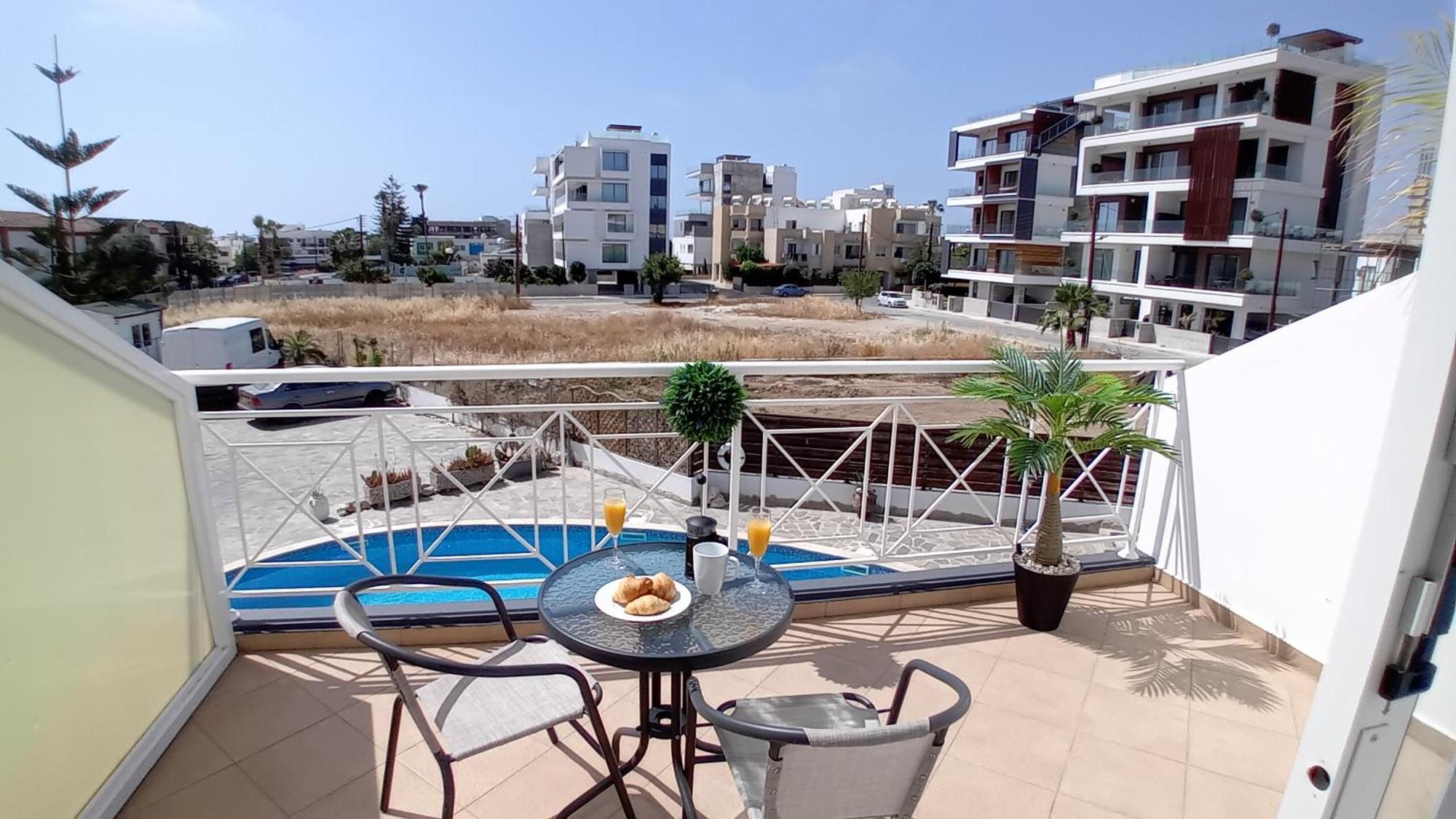 Kato Paphos Suites Екстер'єр фото